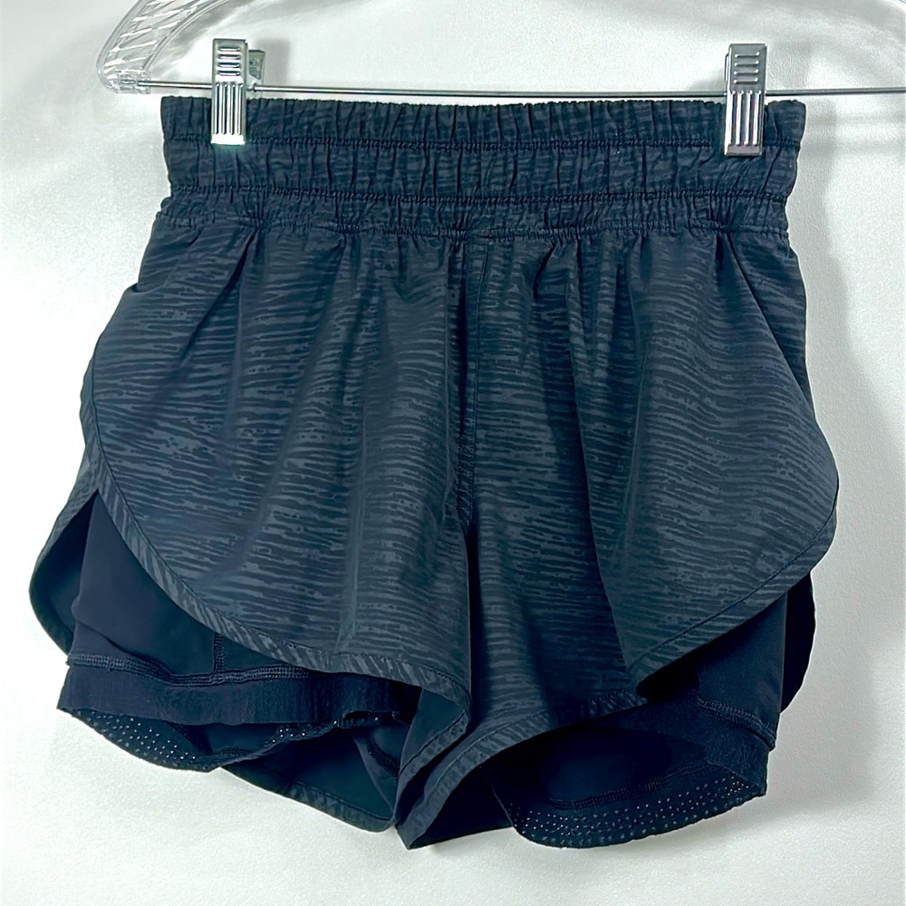 Lululemon Black Striped  built in bike shorts size 4